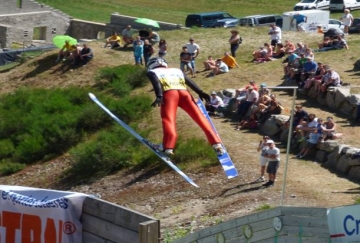 DÉMONSTRATION DE SAUTS À SKI ET LUGE D'ÉTÉ